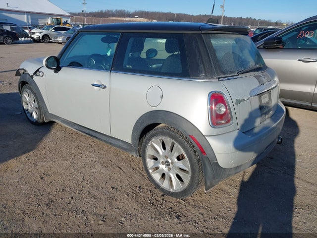 2010 MINI COOPER WMWMF3C56ATU76839 Photo 2