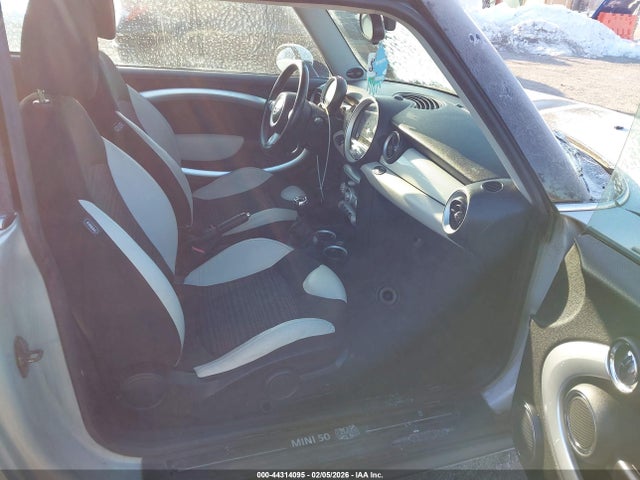 2010 MINI COOPER WMWMF3C56ATU76839 Photo 4