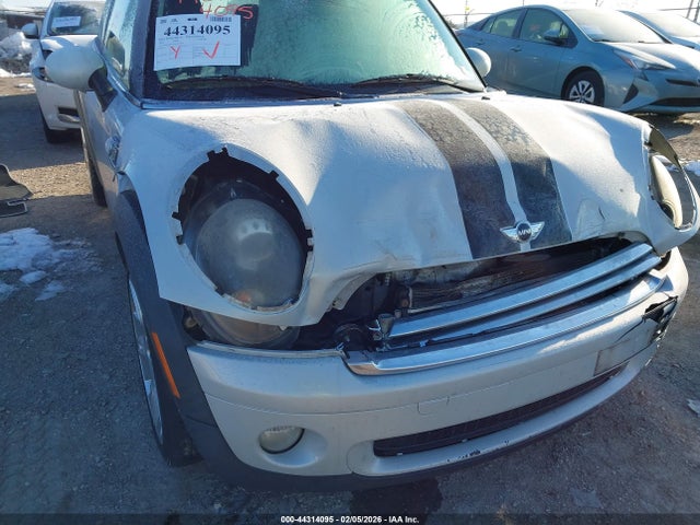 2010 MINI COOPER WMWMF3C56ATU76839 Photo 5