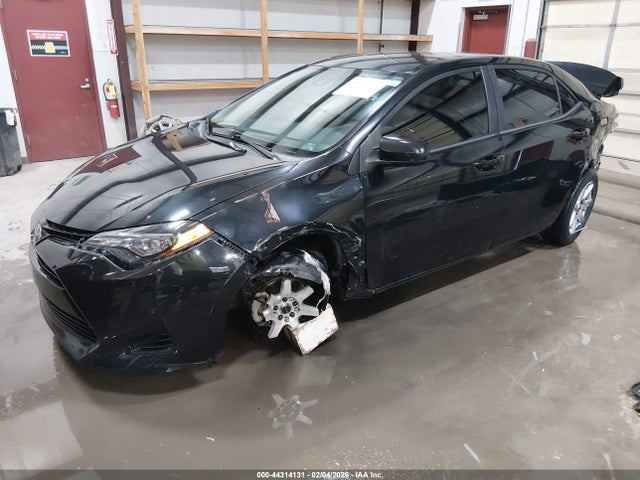 Toyota COROLLA LE 2018 5YFBURHE6JP842768 Image 2