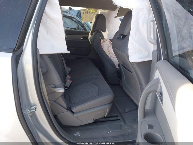 1GNKVFKD5HJ142242 Chevrolet Traverse Ls