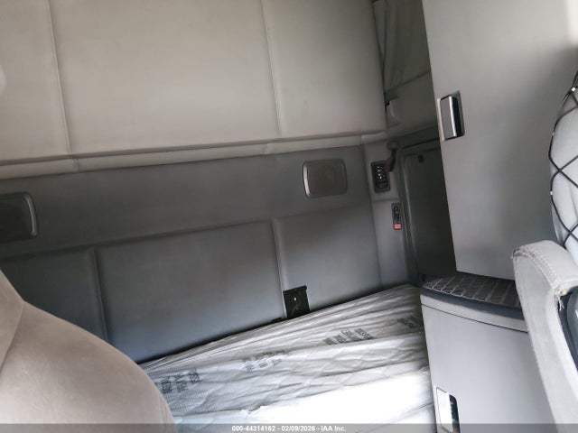 Продажа на аукционе авто 2015 Kenworth Construction T680, vin: 1XKYD49X5FJ427843, номер лота: 44314162