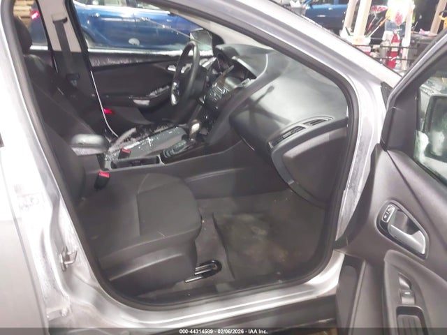1FADP3F27JL285888 Ford FOCUS SE