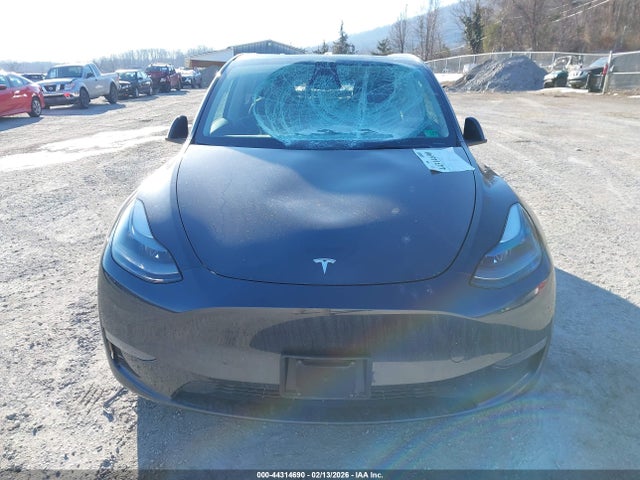 Tesla Model Y Long Range Dual Motor All-wheel Drive 2024 7SAYGAEE9RF018989 Image 13