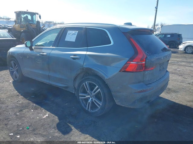 2018 VOLVO XC60 LYV102RK8JB083699 Photo 2