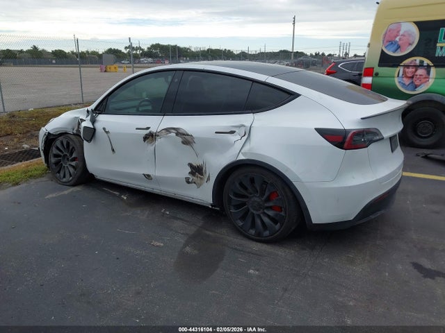 2020 TESLA MODEL Y 5YJYGDEF1LF005135 Photo 2