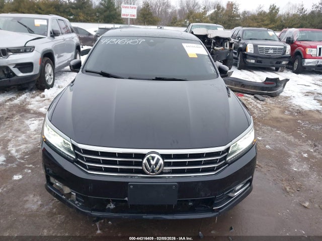 2018 Volkswagen Passat 2.0t Sel Premium მანქანა იყიდება აუქციონზე, vin: 1VWCA7A30JC007927, აუქციონის ნომერი: 44316409