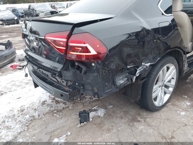 2018 Volkswagen Passat 2.0t Sel Premium მანქანა იყიდება აუქციონზე, vin: 1VWCA7A30JC007927, აუქციონის ნომერი: 44316409