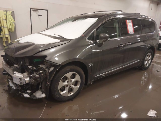 Продажа на аукционе авто 2017 Chrysler Pacifica Touring-l Plus, vin: 2C4RC1EGXHR810957, номер лота: 44317313