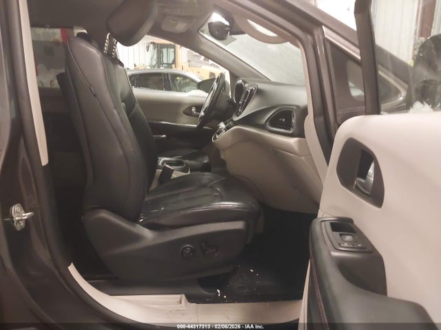 Продажа на аукционе авто 2017 Chrysler Pacifica Touring-l Plus, vin: 2C4RC1EGXHR810957, номер лота: 44317313
