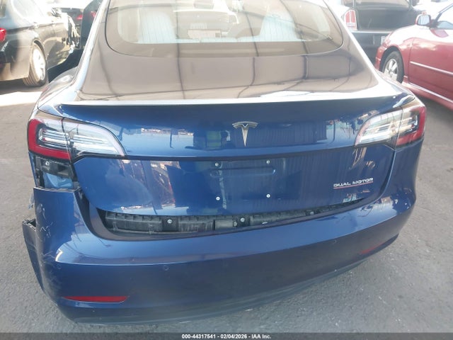 44317541 :رقم المزاد ، 5YJ3E1EB1JF055669 vin ، 2018 Tesla Model 3 Long Range/performance مزاد بيع