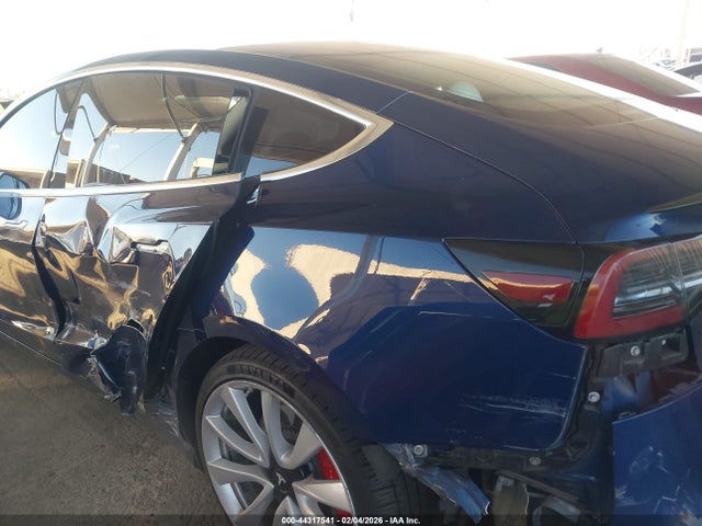 44317541 :رقم المزاد ، 5YJ3E1EB1JF055669 vin ، 2018 Tesla Model 3 Long Range/performance مزاد بيع