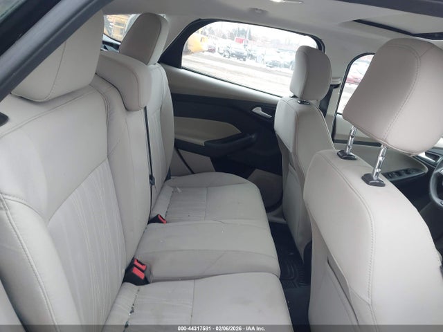 1FADP3K27GL389246 Ford FOCUS SE