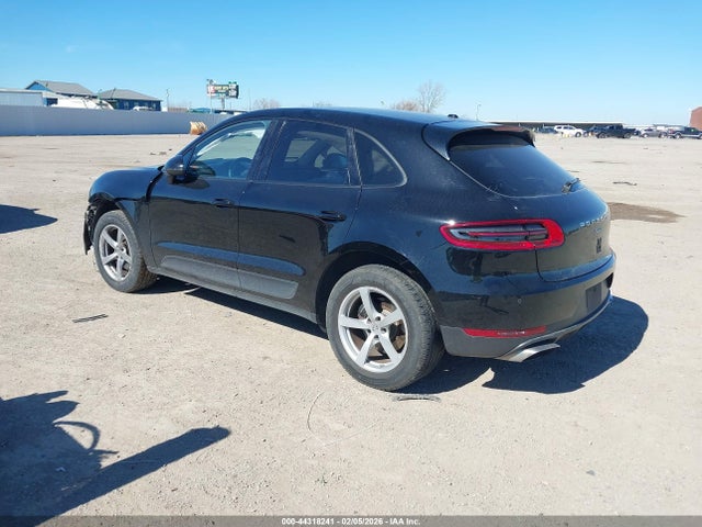 2017 PORSCHE MACAN WP1AA2A53HLB82227 Photo 2