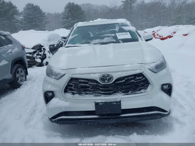 5TDKDRBH8RS565630 Toyota Highlander Xle
