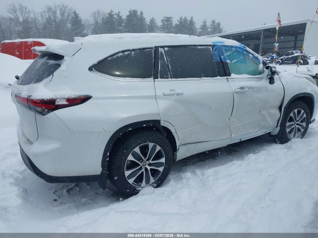 5TDKDRBH8RS565630 Toyota Highlander Xle