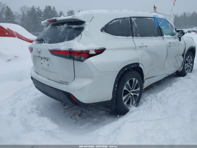 5TDKDRBH8RS565630 Toyota Highlander Xle