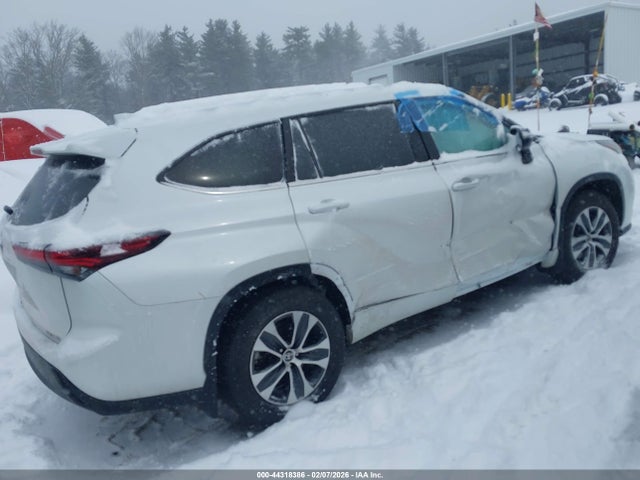 5TDKDRBH8RS565630 Toyota Highlander Xle