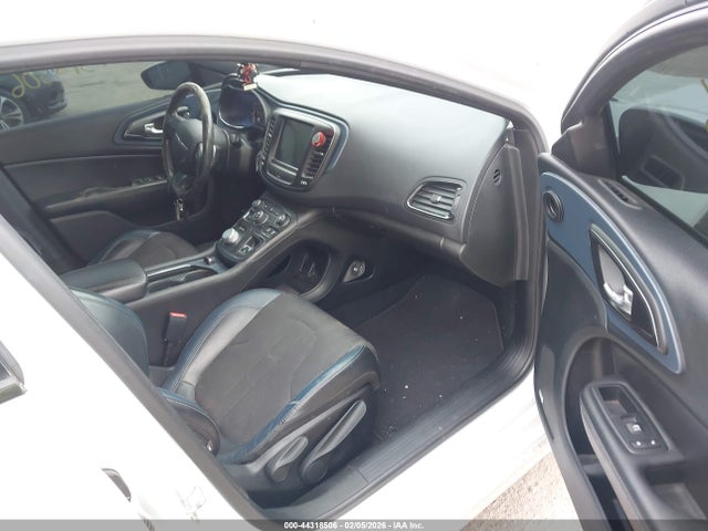 44318506 :رقم المزاد ، 1C3CCCBB9FN677519 vin ، 2015 Chrysler 200 S مزاد بيع