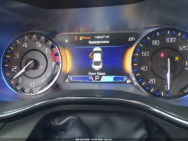 44318506 :رقم المزاد ، 1C3CCCBB9FN677519 vin ، 2015 Chrysler 200 S مزاد بيع