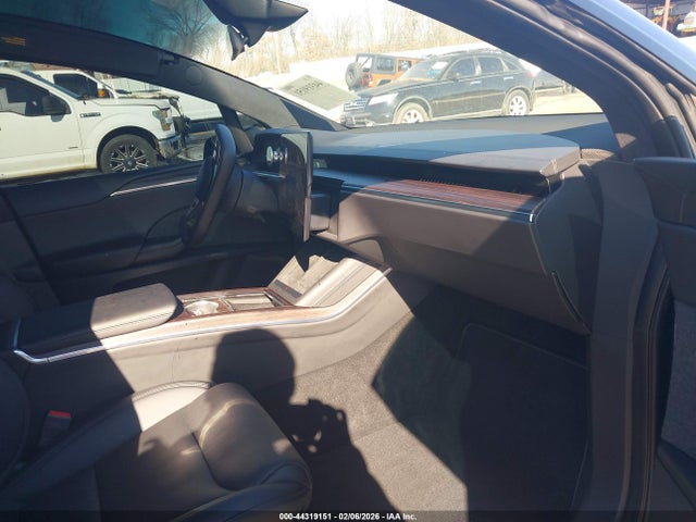 2024 TESLA MODEL X 7SAXCDE56RF449749 Photo 4