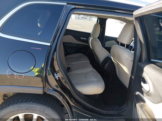 1C4PJLCB0GW230672 Jeep Cherokee Latitude