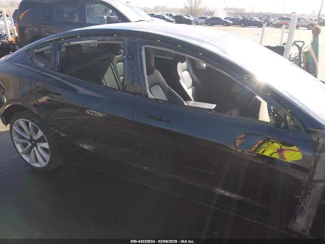44320034 :رقم المزاد ، 5YJ3E1EBXJF120924 vin ، 2018 Tesla Model 3 Long Range/performance مزاد بيع