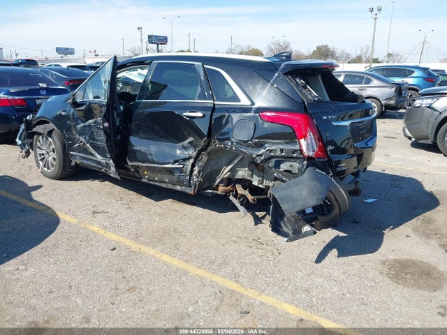 2017 CADILLAC XT5 1GYKNDRS4HZ261767 Photo 2