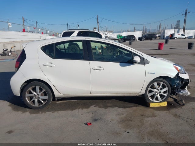 JTDKDTB35F1086351 Toyota Prius C Four