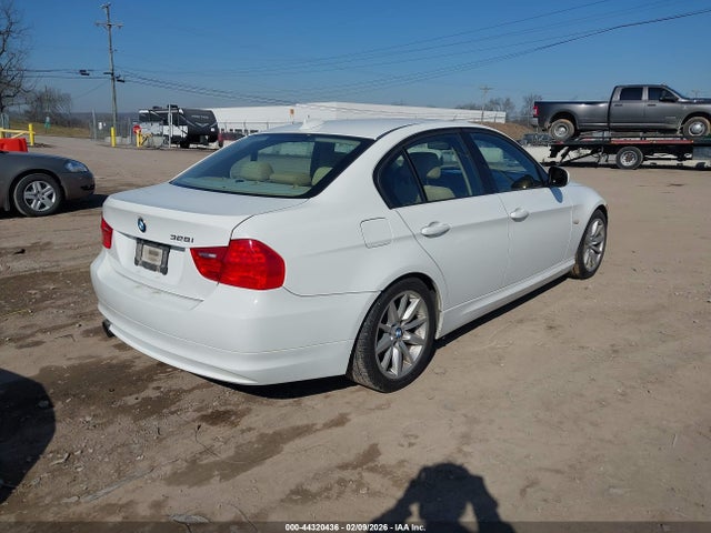 2011 BMW 328I WBAPH7C59BE675789 Photo 3