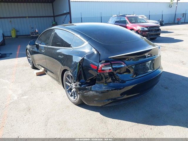 44320949 :رقم المزاد ، 5YJ3E1EA8JF108293 vin ، 2018 Tesla Model 3 Long Range/mid Range مزاد بيع