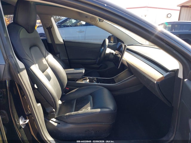 44320949 :رقم المزاد ، 5YJ3E1EA8JF108293 vin ، 2018 Tesla Model 3 Long Range/mid Range مزاد بيع