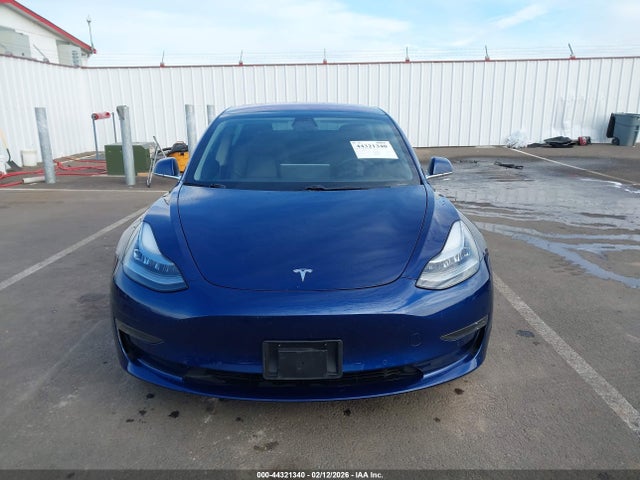 44321340 :رقم المزاد ، 5YJ3E1EAXJF014576 vin ، 2018 Tesla Model 3 Long Range/mid Range مزاد بيع