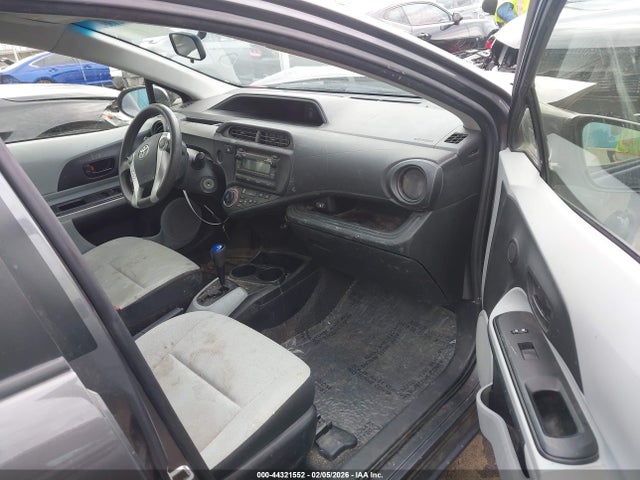JTDKDTB31E1567552 Toyota Prius C One