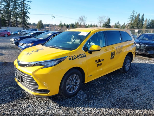 5TDKRKECXMS049139 Toyota SIENNA LE