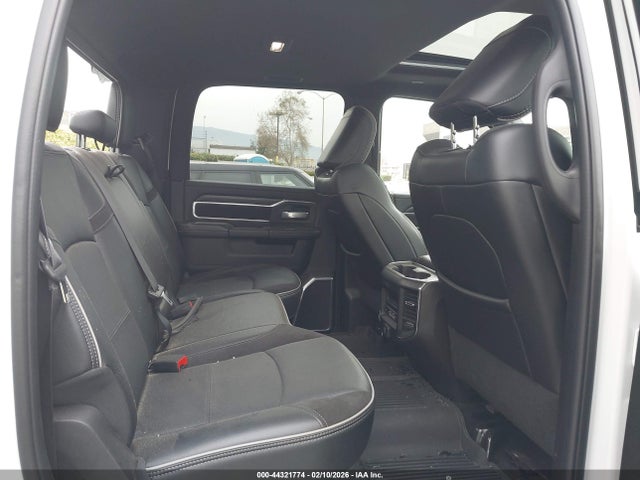 3C63R3EL5RG247327 RAM 3500 Laramie 4x4 6&#039;4 Box
