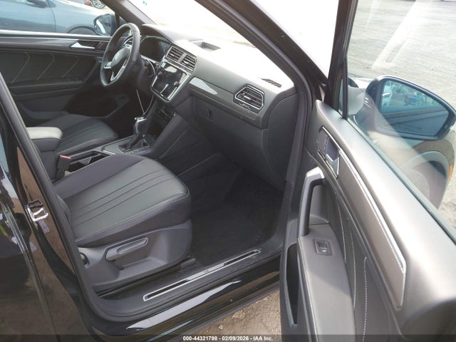 3VVCB7AX6RM108498 Volkswagen Tiguan 2.0t Se R-line Black