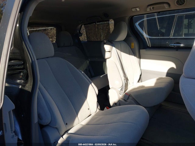 5TDKK3DC8ES483198 Toyota Sienna Le V6 8 Passenger