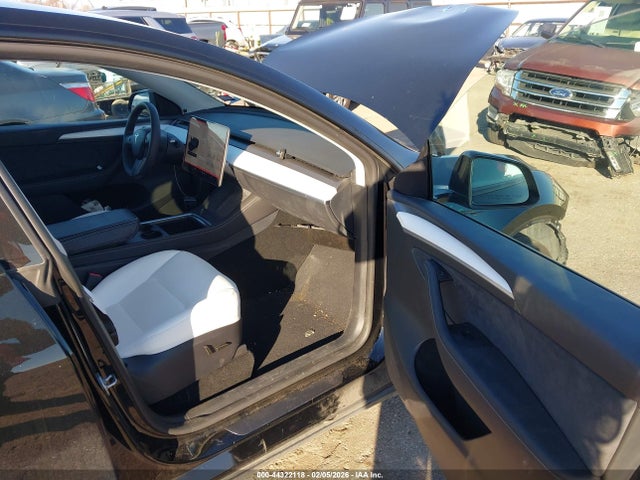 2025 TESLA MODEL Y 7SAYGAEEXSF294667 Photo 4