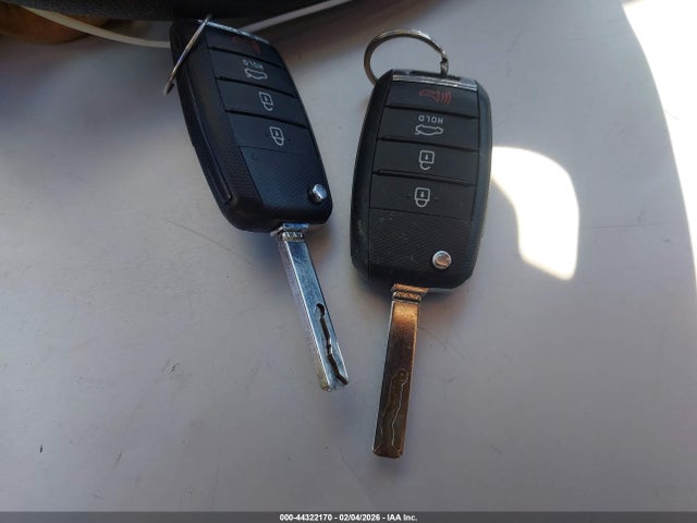 5XXGT4L38KG374778 KIA Optima Lx