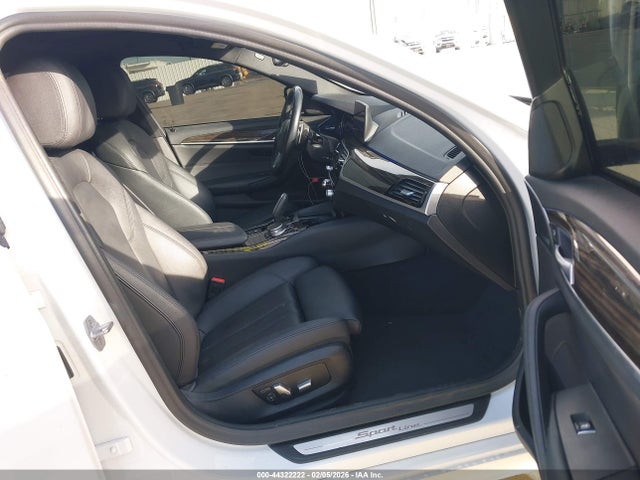 WBAJA5C54KBX49121 BMW 530I