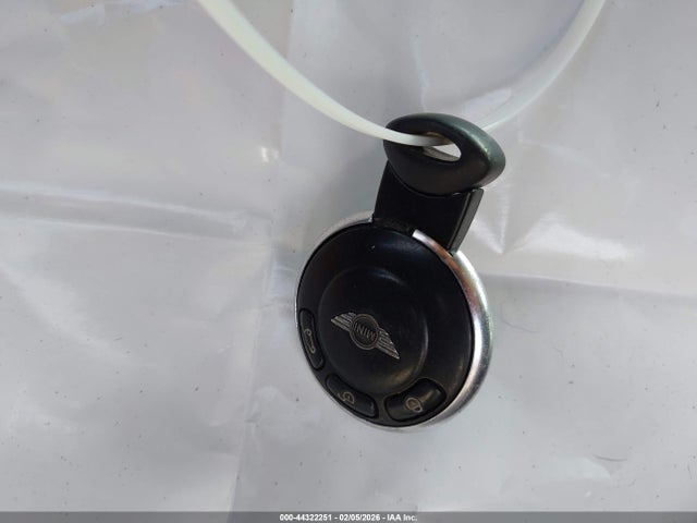 2011 MINI COOPER WMWSU3C55BT184453 Photo 10