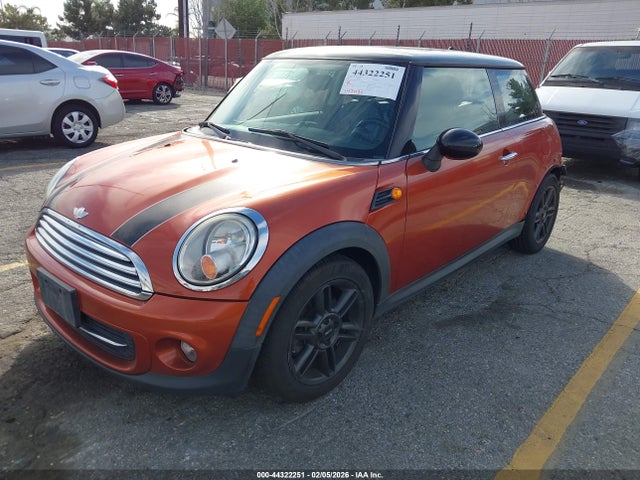 2011 MINI COOPER WMWSU3C55BT184453 Photo 1
