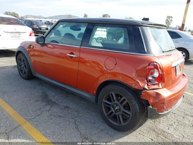 2011 MINI COOPER WMWSU3C55BT184453 Photo 2