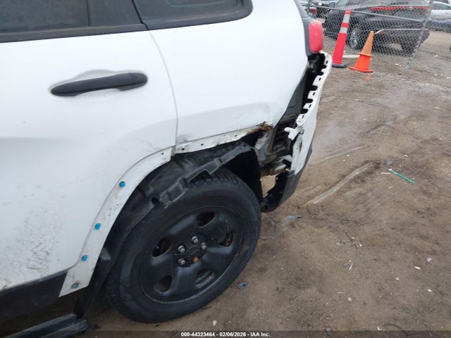 1C4PJMAB3FW678587 Jeep Cherokee Sport