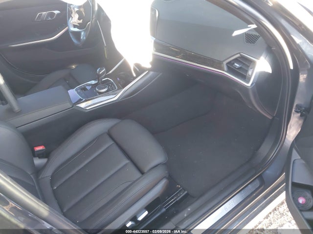 44323557 :رقم المزاد ، 3MW5R7J0XM8C01576 vin ، 2021 Bmw 330i Xdrive مزاد بيع