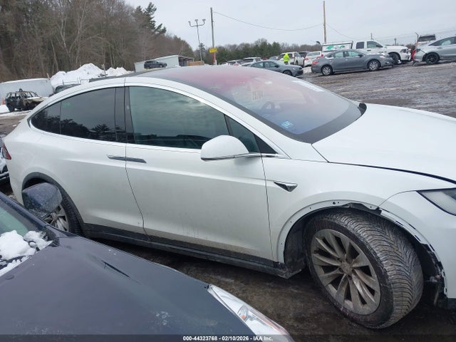 44323768 :رقم المزاد ، 5YJXCBE21HF057705 vin ، 2017 Tesla Model X 100d/75d/90d مزاد بيع