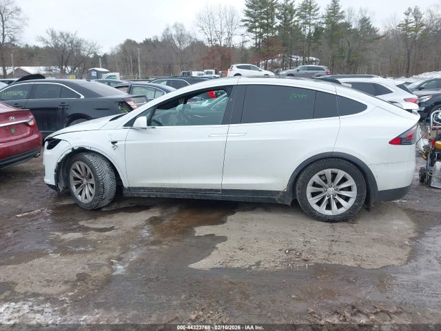 44323768 :رقم المزاد ، 5YJXCBE21HF057705 vin ، 2017 Tesla Model X 100d/75d/90d مزاد بيع