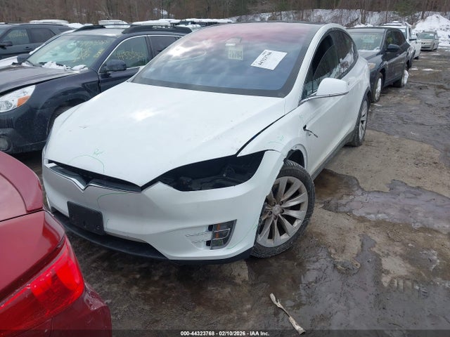44323768 :رقم المزاد ، 5YJXCBE21HF057705 vin ، 2017 Tesla Model X 100d/75d/90d مزاد بيع