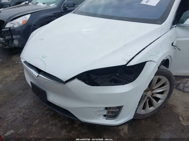 44323768 :رقم المزاد ، 5YJXCBE21HF057705 vin ، 2017 Tesla Model X 100d/75d/90d مزاد بيع